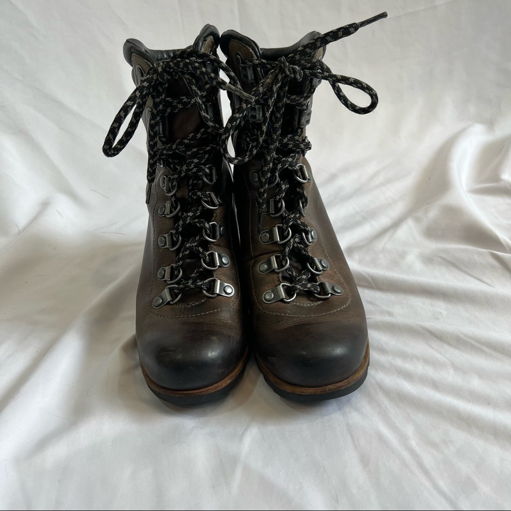 Sorel Conquest leather bootie